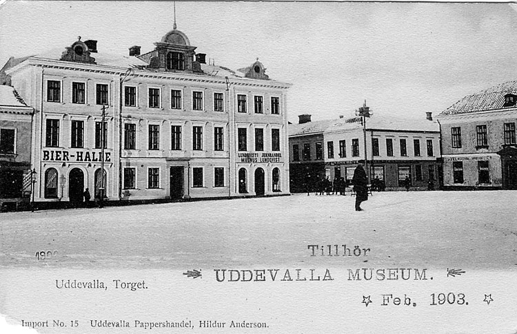 Tryckt text på vykortets framsida: "Uddevalla Torget".
