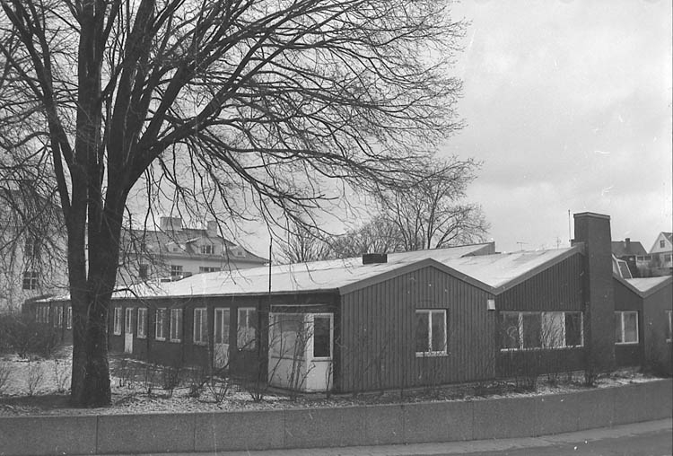 Enligt fotografens notering: "Lysekils sjukhus långvårdsavd. byggd 1965 sedan industri, 1992 vårdskola för landstinget".