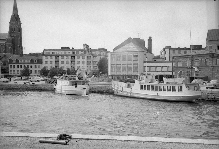 Enligt fotografens notering: "M/S Neptun (Grundsund) M/S Stångeland (Grundsund) i Lys. 1968".