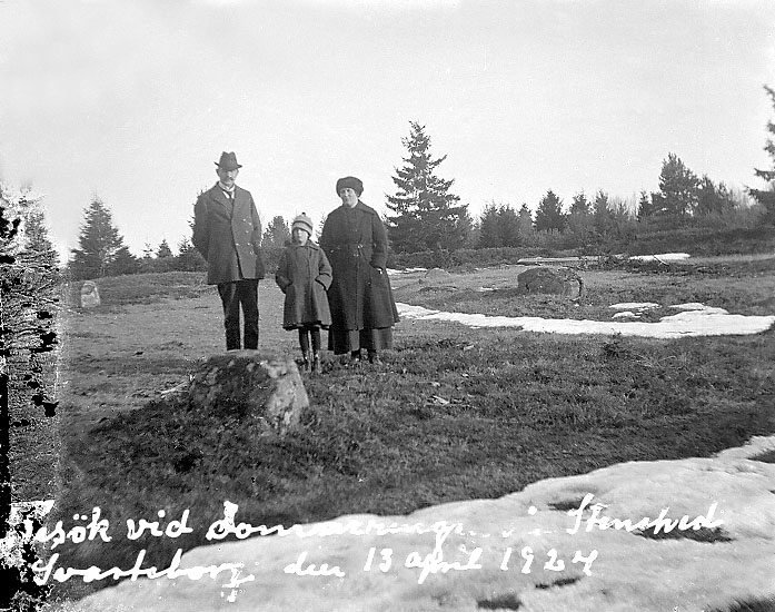 Johans text på fotot: "Besök vid domarringen vid Stenehed, Svarteborg den 13 april 1924".