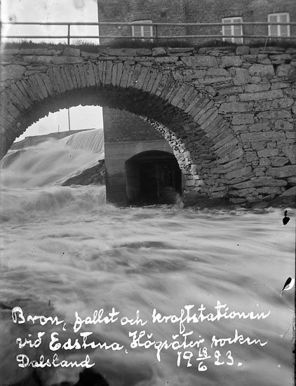 Enligt text på fotot: "Bron, fallet och kraftstationen vid Edstena Högsäter socken Dalsland. 18/6 1923".