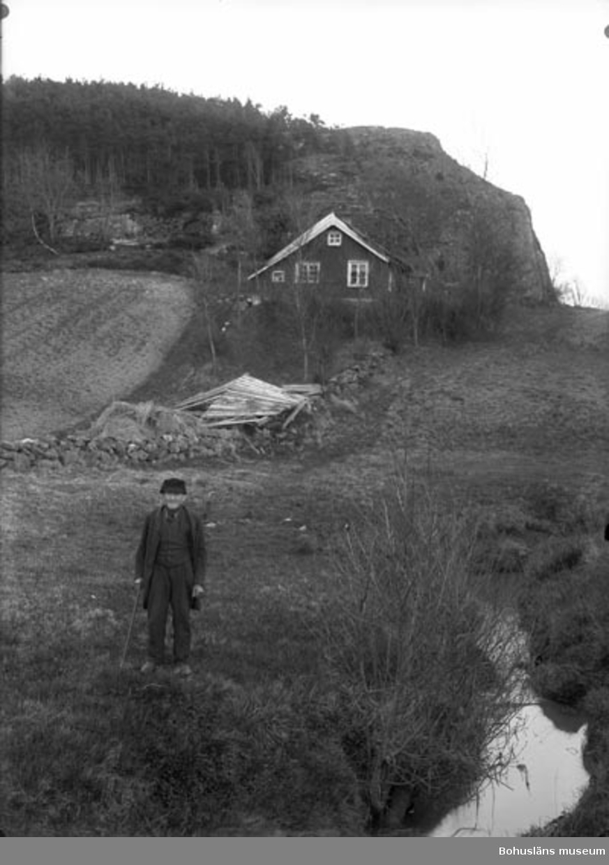 Enligt fotografens noteringar: "Kalle på kanalstuga Säleby, gick på dagsverke hos Organist Nygren och Fanjunkare Sahlberg Lycke omkring 1900-."