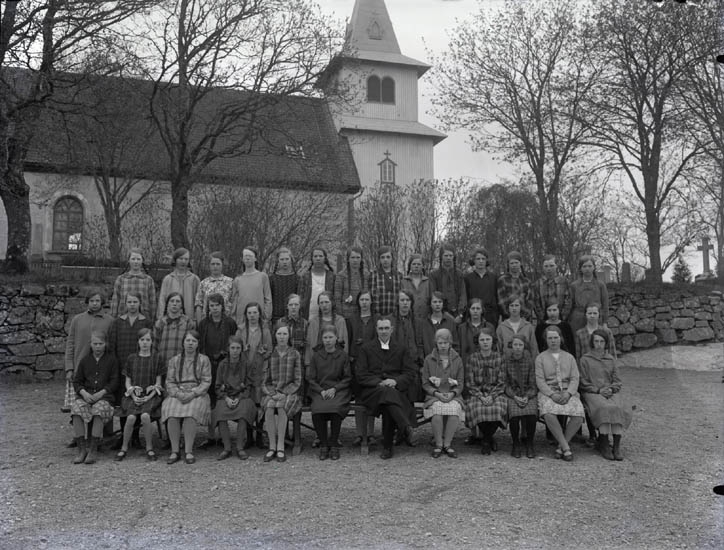 Kyrkoherden William Wallin och en grupp konfirmander 1928