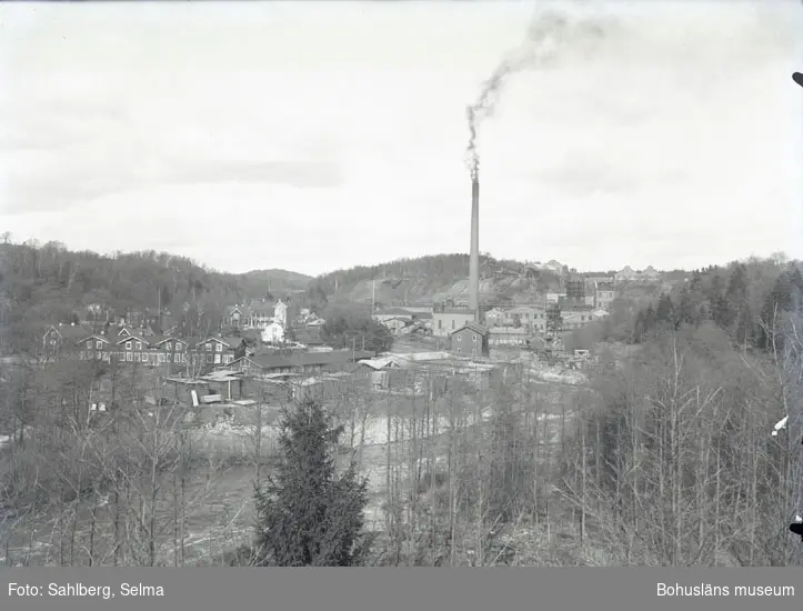 "Munkedals fabrik på se...(?) tid."

"Fotot taget från Hede. Till höger i bakgrunden en flik av Stale."