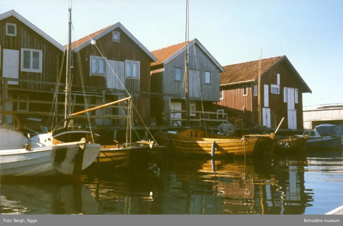 Enligt text på fotot: "Sjöbodar och båtar Smögen 1993".