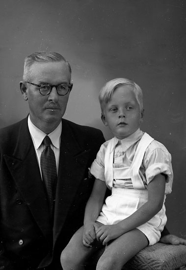 Enligt fotografens journal nr 7 1944-1950: "Embring, Sören adr. Enander Tjuvkil".
Enligt fotografens notering: "Herr L. Enander och Sören Embring, Stockholm (Bromma)".