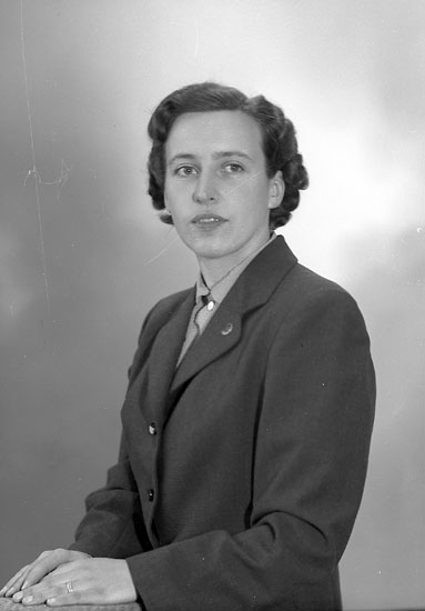Enligt fotografens journal nr 8 1951-1957: "Mattsson, Fru Margit Stenungsund".