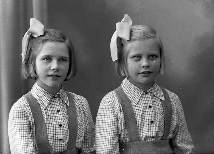 Enligt fotografens journal nr 7 1944-1950: "Johansson, Hjördis och Irene Känstorp St. Höga".