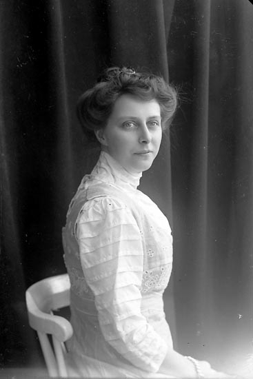 Enligt fotografens journal nr 2 1909-1915: "Bäfverfeldt Fr. Sigrid Alingsås".