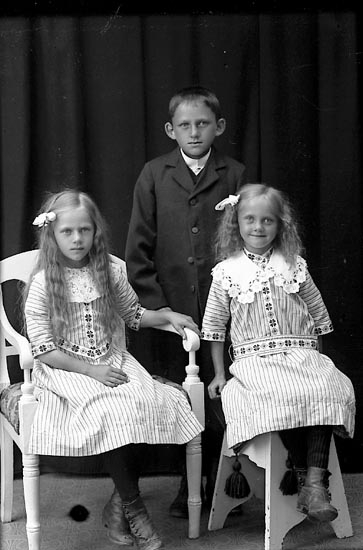 Enligt fotografens journal Lyckorna 1909-1918: "Johansson, John, Bräcke, Stillingsön".