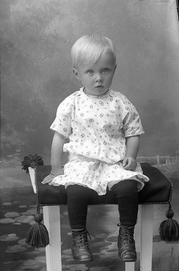 Enligt fotografens journal Lyckorna 1909-1918: "Samuelsson, Ida Restenäs, Ljungskile".