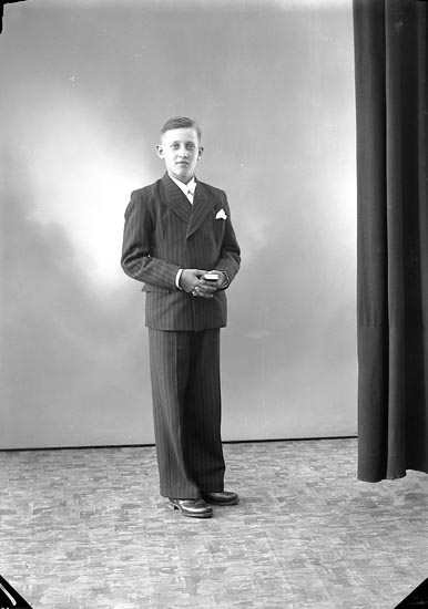 Enligt fotografens journal nr 6 1930-1943: "Olsson, Gotthard Gullborga Svenshögen".