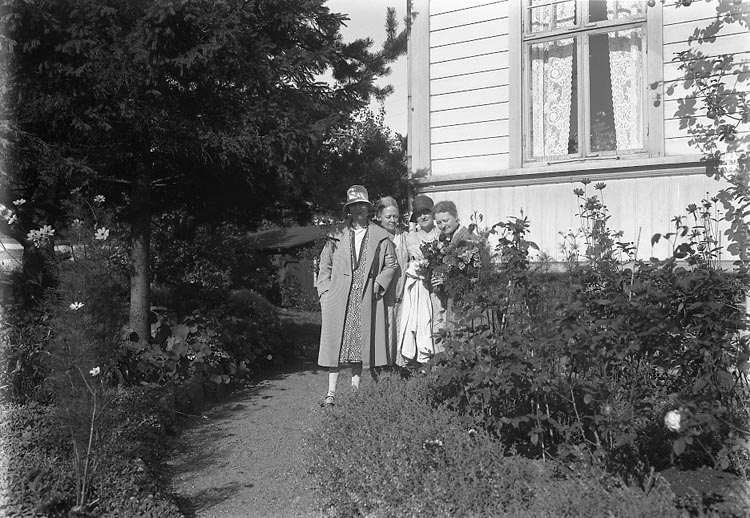 Enligt fotografens journal 6 1930-1943: "Enander, Ingeborg d. 4de, Stenungsund".