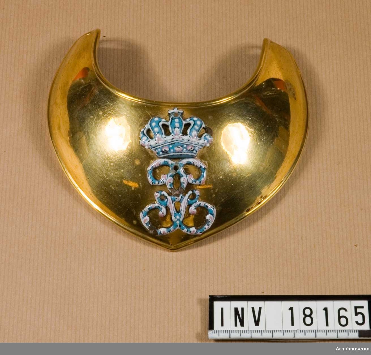 Ringkrage av förgyllt silver för kompanichef (kapten) med Gustav III:s namnchiffer i emalj.