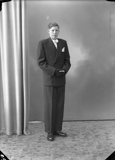 Enligt fotografens journal nr 7 1944-1950: "Svensson, Lars Gröteröd, Ödsmål".