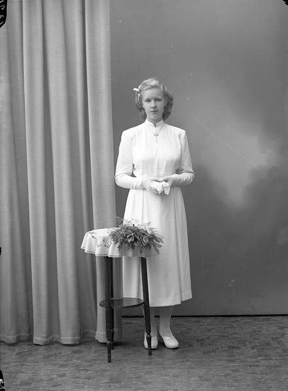 Enligt fotografens journal nr 8 1951-1957: "Johansson, Ingrid Koberget, Spekeröd".