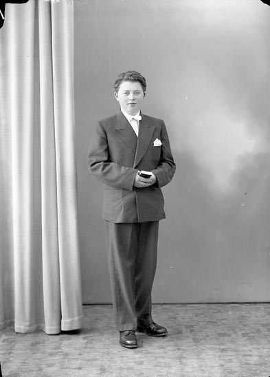 Enligt fotografens journal nr 8 1951-1957: "Brunsten, Jan Erik Stenungsund".