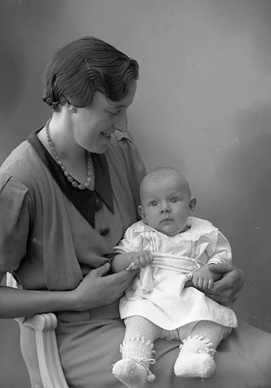 Enligt fotografens journal nr 6 1930-1943: "Pettersson, Fru Karin Stenungsund".