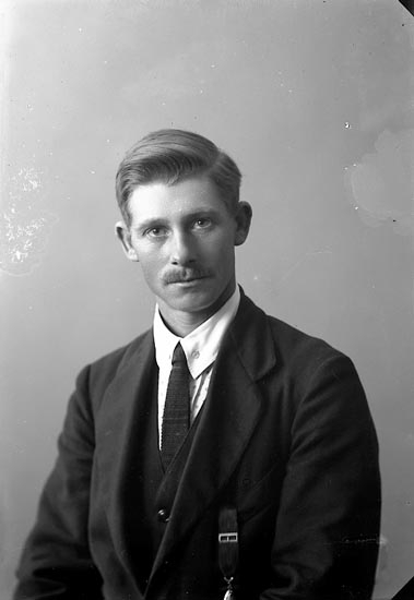 Enligt fotografens journal nr 4 1918-1922: "Frisk, Karl Gamleberg Ödsmål".