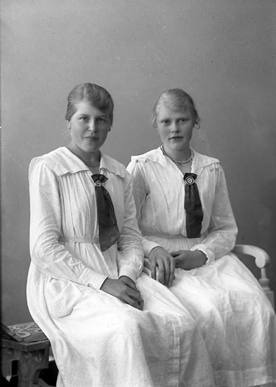 Enligt fotografens journal nr 4 1918-1922: "Karlsson, Hedvig Grindstorp Spekeröd".