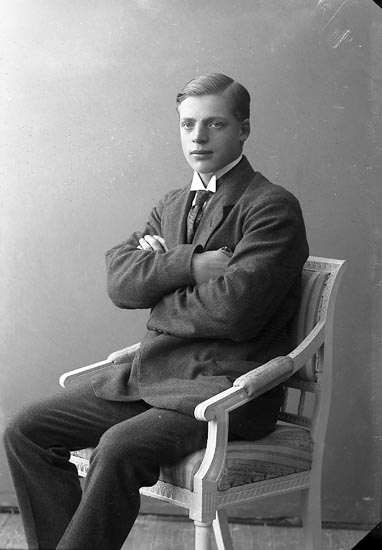 Enligt fotografens journal nr 4 1918-1922: "Rutgersson, Per adr. Handl. Larsson".