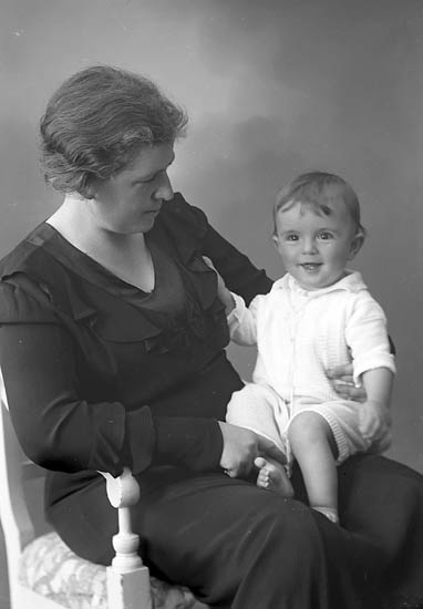 Enligt fotografens journal nr 6 1930-1943: "Larsson, Fru Elsa Högenorum Här".