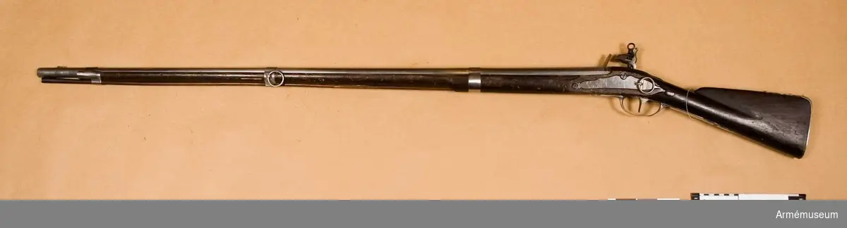 Grupp E II b.
Musköt med flintlås.
Sverige 1730-40-talet. Försöksgevär tillverkat i Jönköping efter förebild av det franska geväret m/1728.