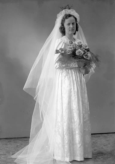 Enligt fotografens journal nr 7 1944-1950: "Happ, Olsson, Jarlsg. 12 Uddevalla bruden".