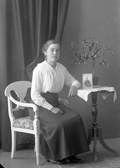 Enligt fotografens journal nr 3 1916-1917: "Johansson, Märta Åh, Ödsmål".
