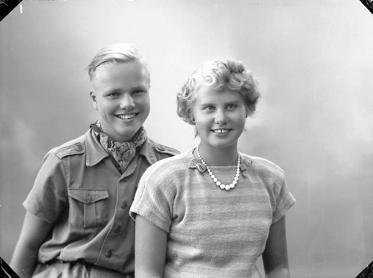 Enligt fotografens journal nr 7 1944-1950: "Strandberg, Fr. Birgit o Ingvar Här".