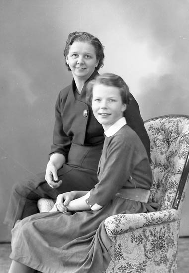 Enligt fotografens journal nr 8 1951-1957: "Bjurmalm, Fru Birgit o Kirsti Hellandsjö Ytterby".