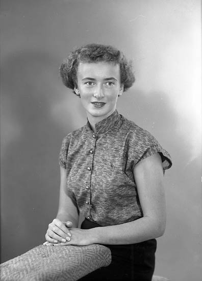 Enligt fotografens journal nr 8 1951-1957: "Edvardsson, Fr. Karin Stenungsund".