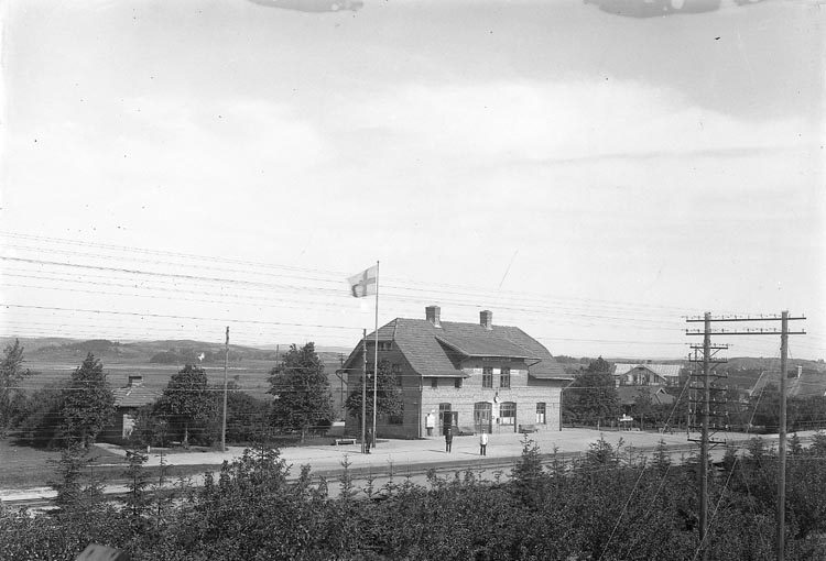 Enligt fotografens journal nr 5 1923-1929: "Järnvägsstationen Här".