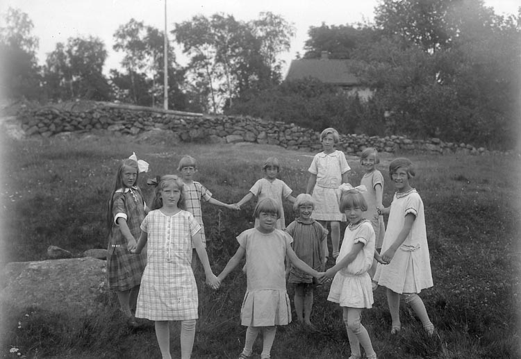 Enligt fotografens journal nr 5 1923-1929; "Barnkolonien i Uppegård flickorna".
Enligt fotografens notering: "Barnkolonien Uppegård, magister Tillman".