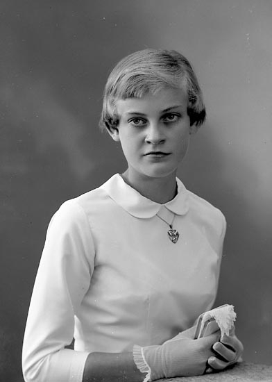Enligt fotografens journal nr 8 1951-1957: "Karlsson, Ulla-Britt Törreby Jörlanda".