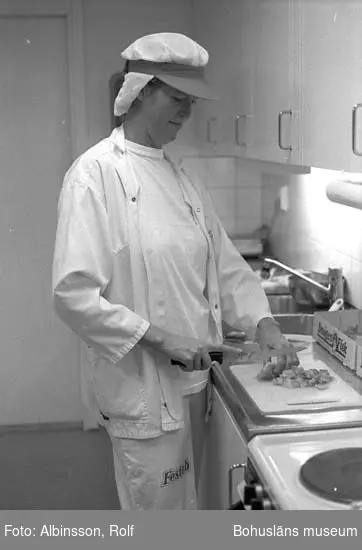 Enligt fotografens noteringar: "Eva Rytterstig arbetar heltid i provköket och produktutvecklar. Här är hon i personalmatsalen och testar några nya idéer. "Fiskgratänger skall smaka hemgjort". säger hon."
Fototid: 1996-01-19.
