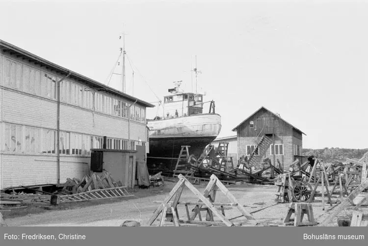 Motivbeskrivning: "19800523. Myrens Mekaniska Verkstad, Strömstad. Till vänster snickarverkstaden, till höger nden mekaniska verkstaden. V."