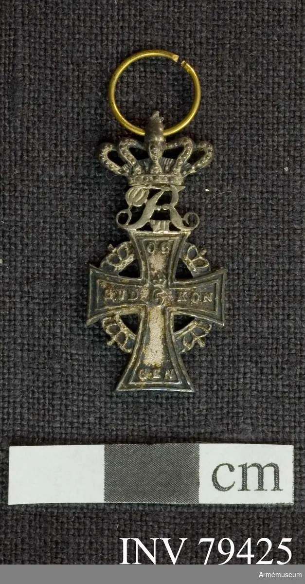 Grupp M.

Åtsida: Ett silverkors med inskriptionen (i upphöjda bokstäver) lika fördelad på korsets armar. Högst upp R VII. Jämsides med ytterlinien löper en smal, upphöjd rand, i mitten "C5" under kunglig krona. 

Mellan korsets armar äro placerade kungliga kronor i en cirkel; ovanpå äversta armen "R VIII" under kunglig krona.

Frånsidan: Samma utseende som åtsidan utom att "R VII" står bakfram och inskriptionen är en annan.

På korsets översta arm "F VI" under kunglig krona, på venstra armen: 1219, på högra armen 1671 och på den nedersta 1808, i korsets mitt: W under en krona.

Beskrivning: Carl Peyron.