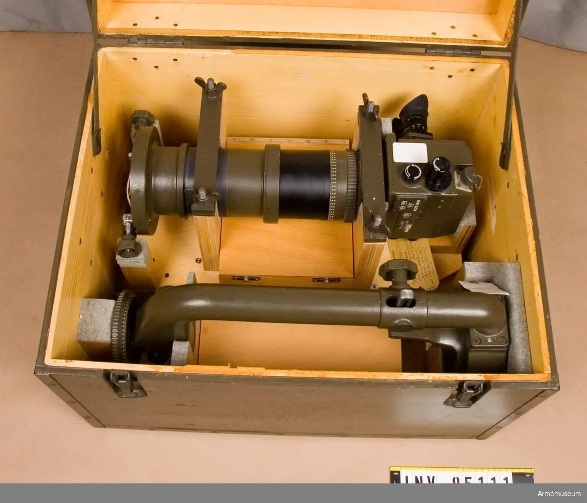 1960-tal. Avståndsinstrument 101, 1 m, 16x40 "Distea".(M 3211-510111). Består av:  1 bärarm, 1 okulardel.