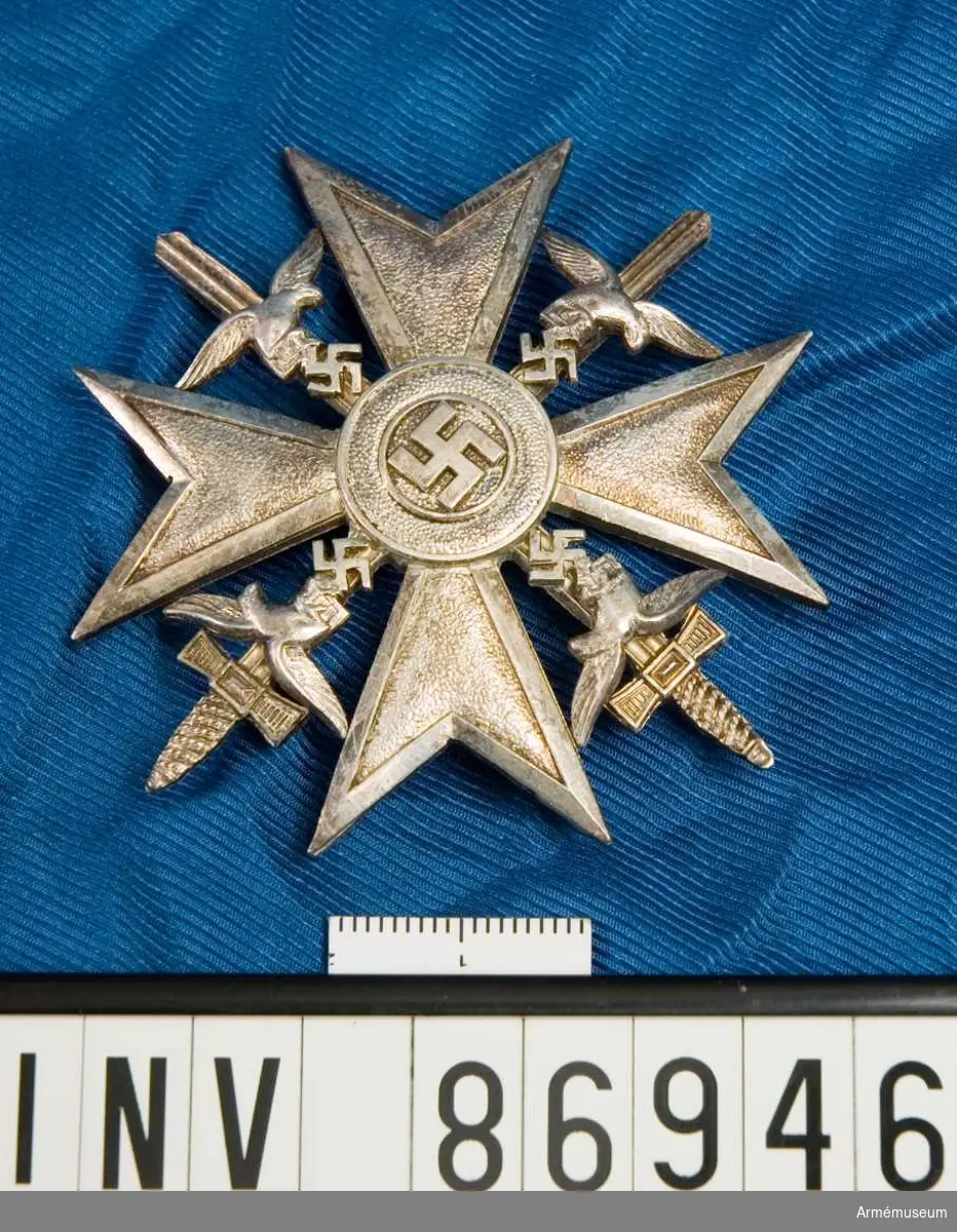 Spanienkorset instiftades den 14 april 1939, korset utdelades med eller utan svärd, placerade mellan korsarmarna, i guld, silver samt brons.
Tilldelades de tyska frivilliga " i Spaniens frihetskamp" (Spanska inbördeskriget, 1936-39), för tapperhet i fält eller allmänna förtjänster.
