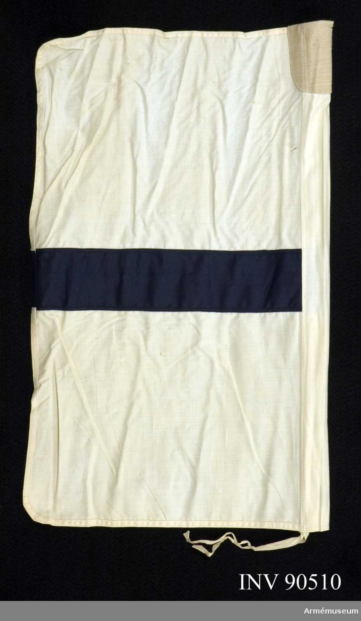 Vit flagga med blå rand till flaggställ mindre m/1909. Grupp H III. För semaforering.