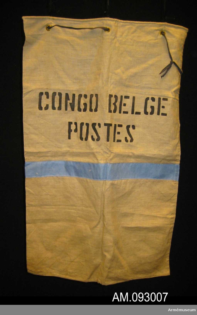 Tillverkad i linne, med ett ljusblått band i mitten. Ett band i grå bomull löper genom sex stycken öljetter som är placerade kring öppningen.. Tryckt text på båda sidor av säcken. På den ena: "ELISABETHVILLE I" och på andra: "CONGO BELGE POSTES".