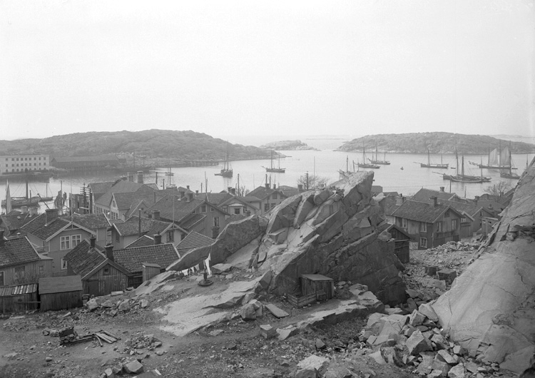 Maj 1924. Vy över norra hamnen Lysekil, med bostadshus i förgrunden.