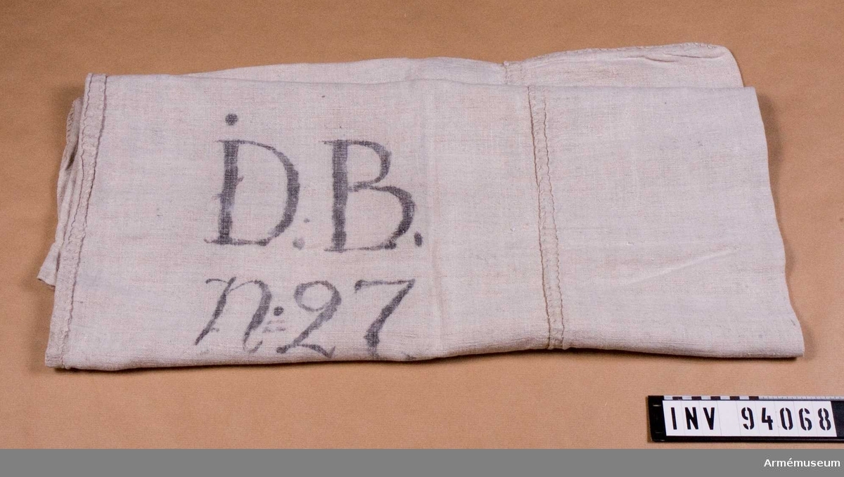 Säck av grovt linne, stämplad på ena sidan "D. v H." och på andra sidan "D.B. No 27". Broderad "vH" med röda korsstygn.