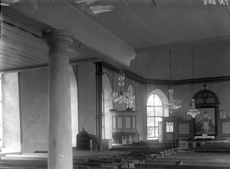 Enligt tidigare noteringar: "Interiör från Brålanda kyrka, mot predikstol och altare."