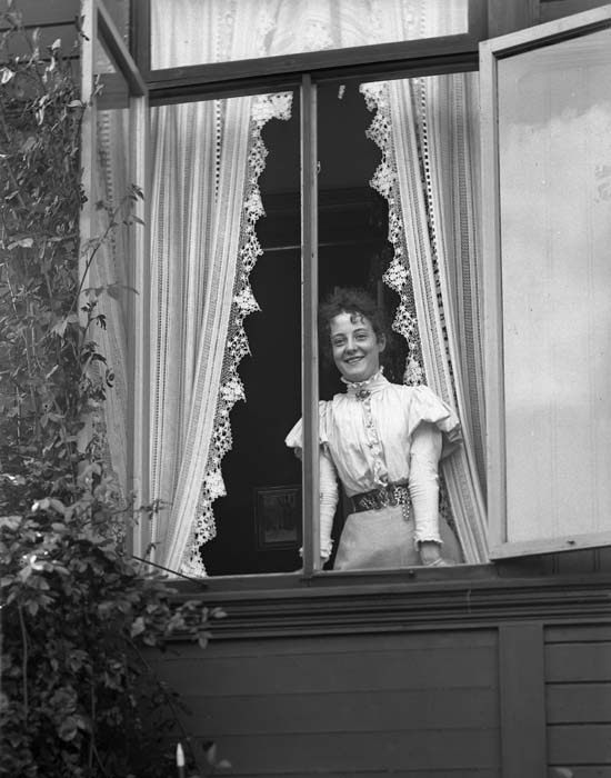 Kvinna i ett öppet fönster