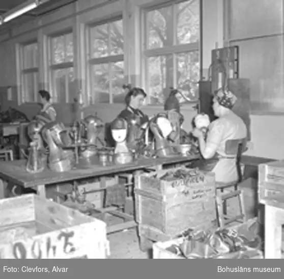 Text till bilden: "Gullmars Prec. Gasmaskavdelningen. Interiör och maskiner. 1953.04.20"