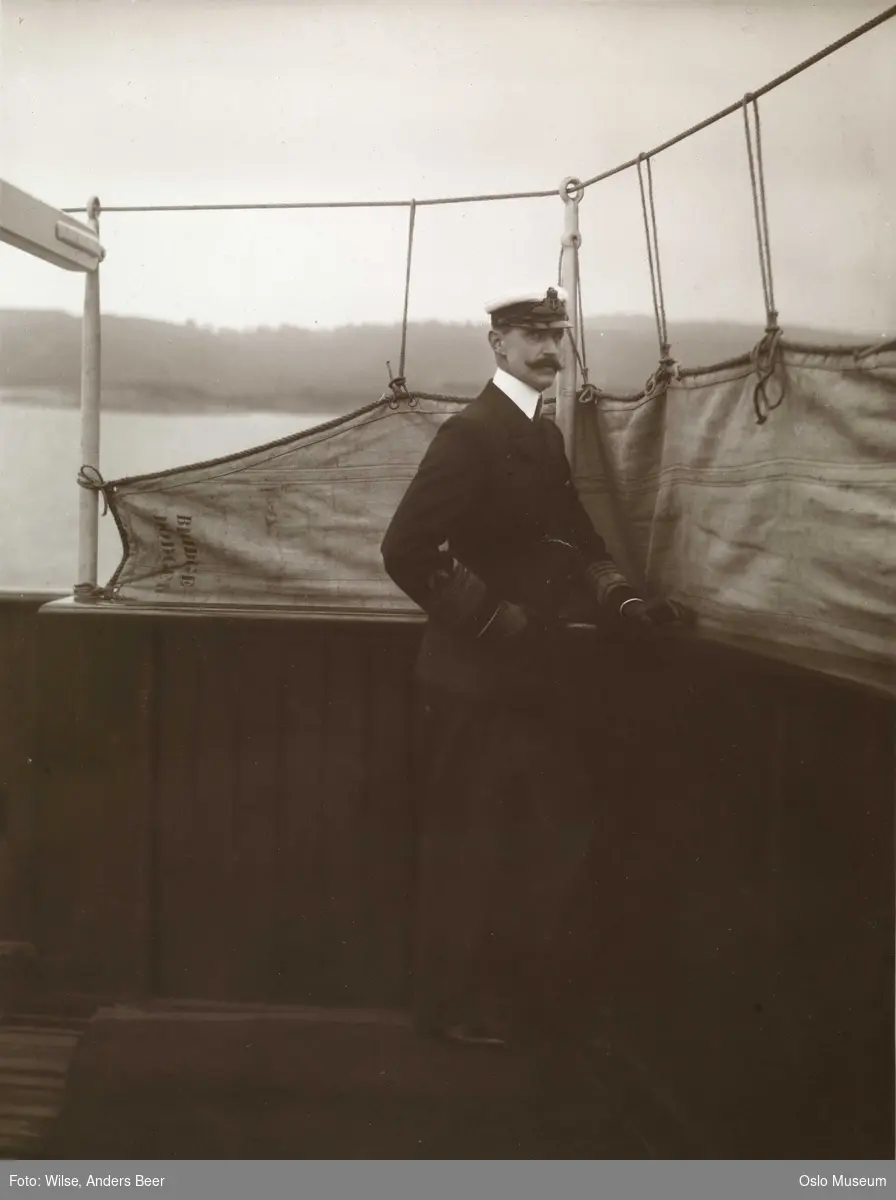 Kristianiafjords første tur, portrett, konge, stående helfigur, marineuniform