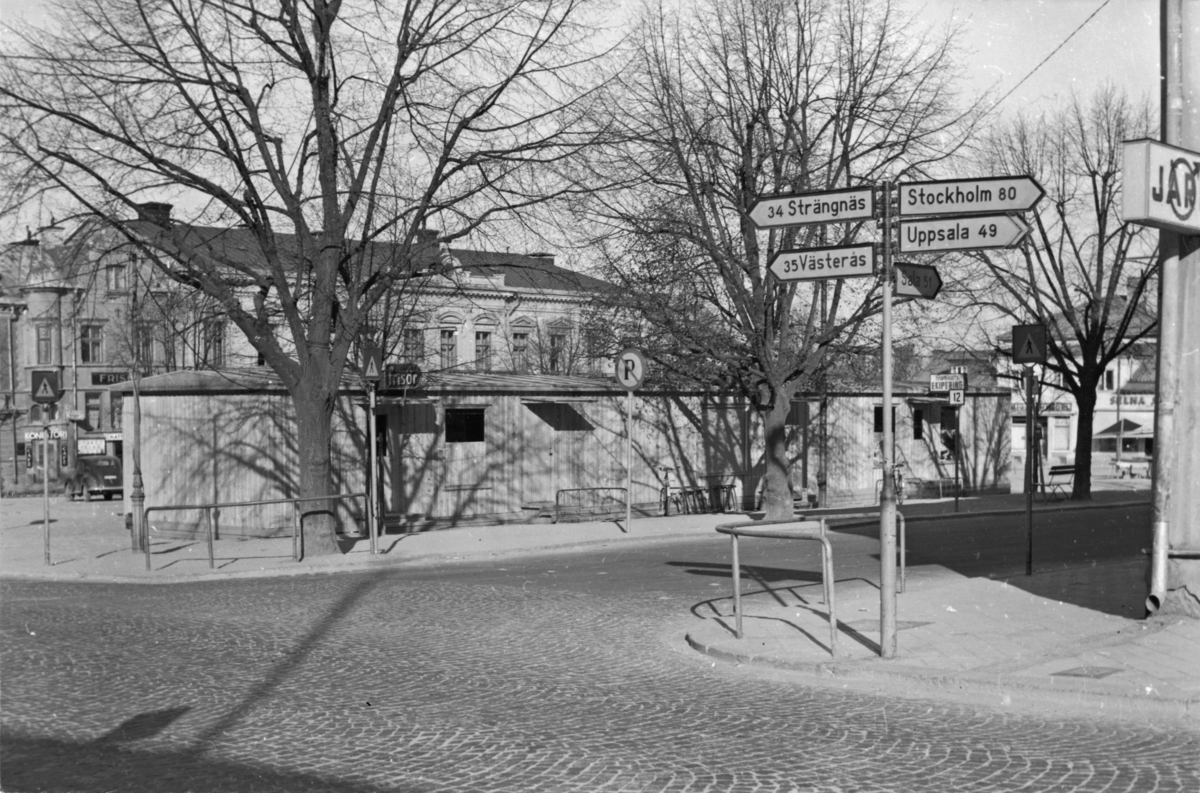 Enköping, torget med baracken och Stadshotellet, från Kungsgatan, mot väster