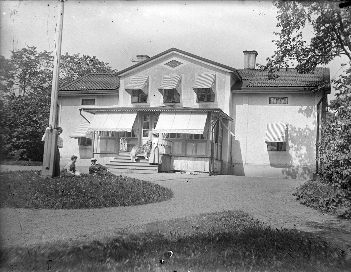 Uppland, Breds socken, Eklunda.  "Eklunda Byggn. exteriört". Fotot är taget den 5 juni 1910 klockan 12.